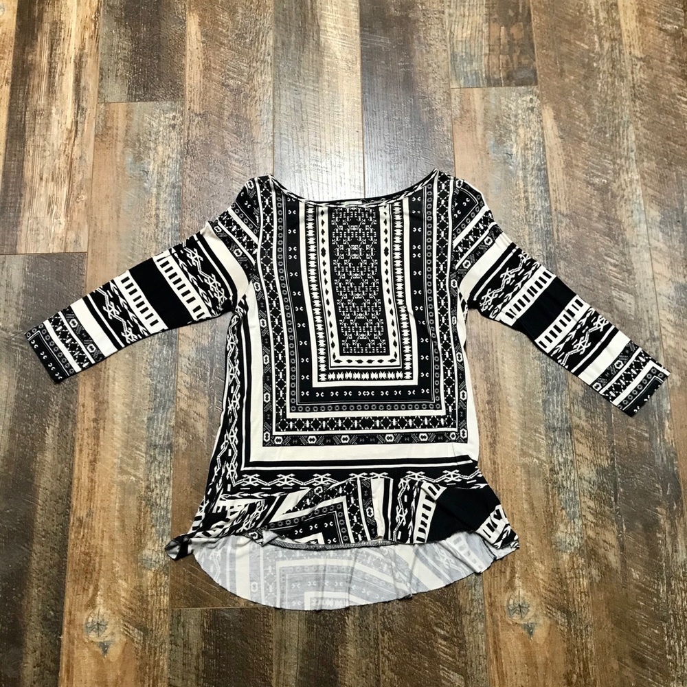 3/4 sleeve black and cream ruffled top